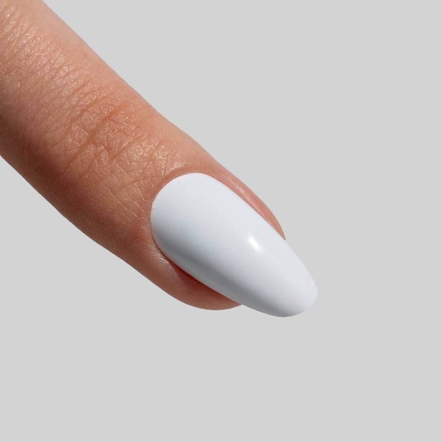 Gel Polish Semipermanente blanco tiza GP001 de la línea MUST HAVE, diseñado para una cobertura perfecta y un brillo duradero