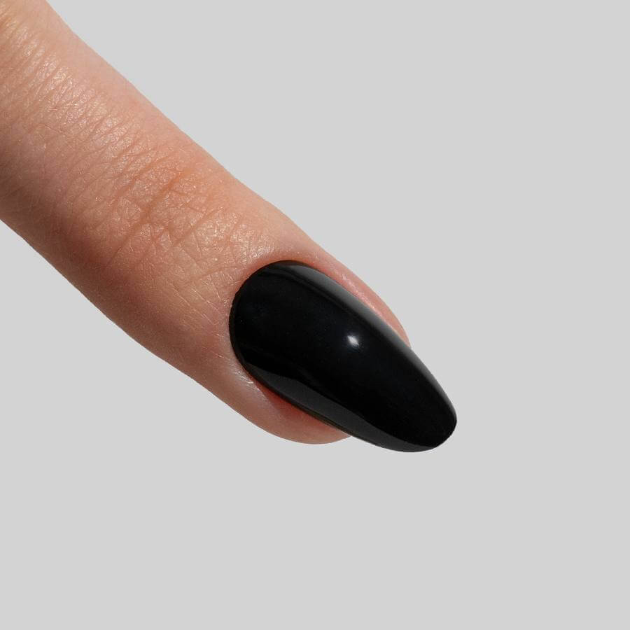 Gel Polish Semipermanente Negro Intenso GP002 de la línea MUST HAVE, diseñado para una cobertura perfecta y un brillo duradero