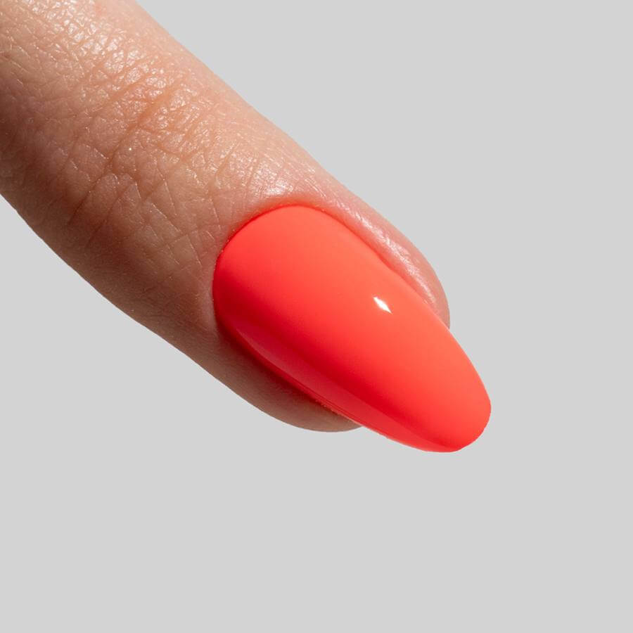 Esmalte semipermanente NARANJA INTENSO FLÚOR de la colección Rio, con alta pigmentación y brillo duradero.