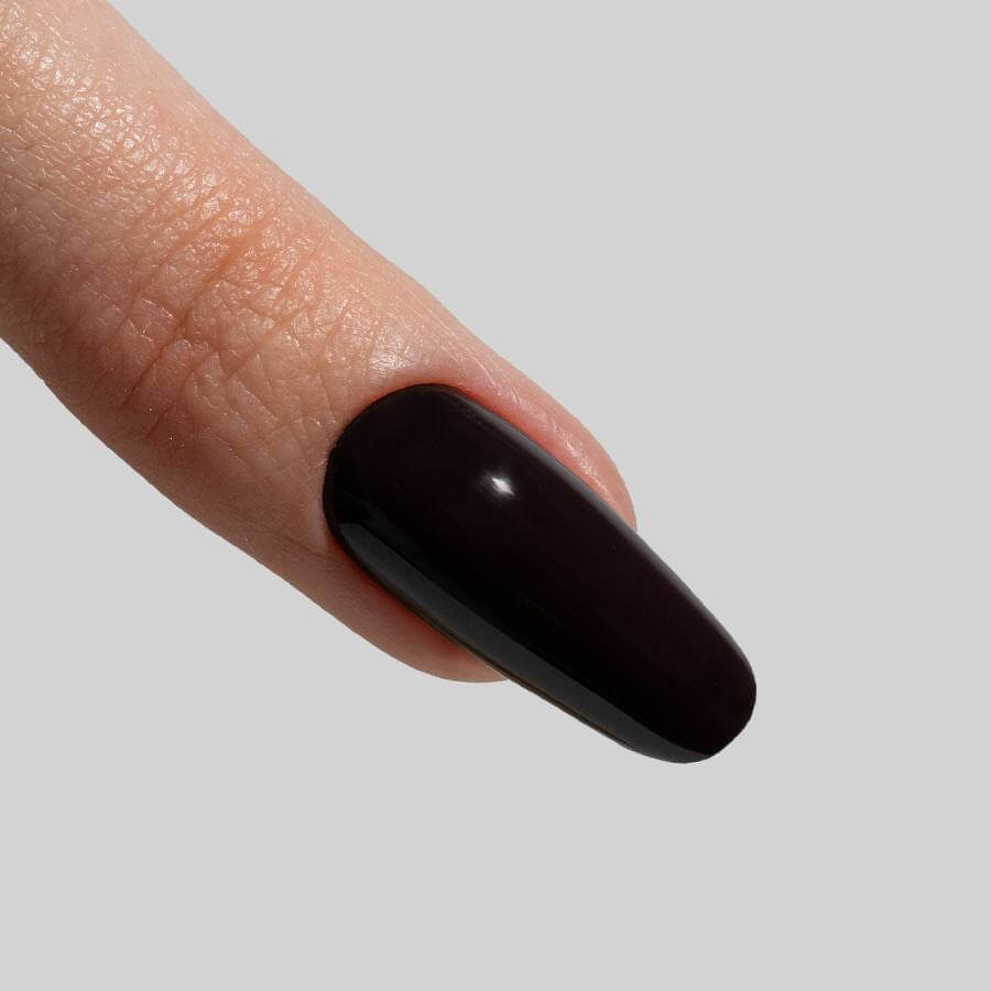 Esmalte semipermanente ROUGE NOIR de la colección Backstage, tono rojo oscuro profundo, duración de hasta 4 semanas.