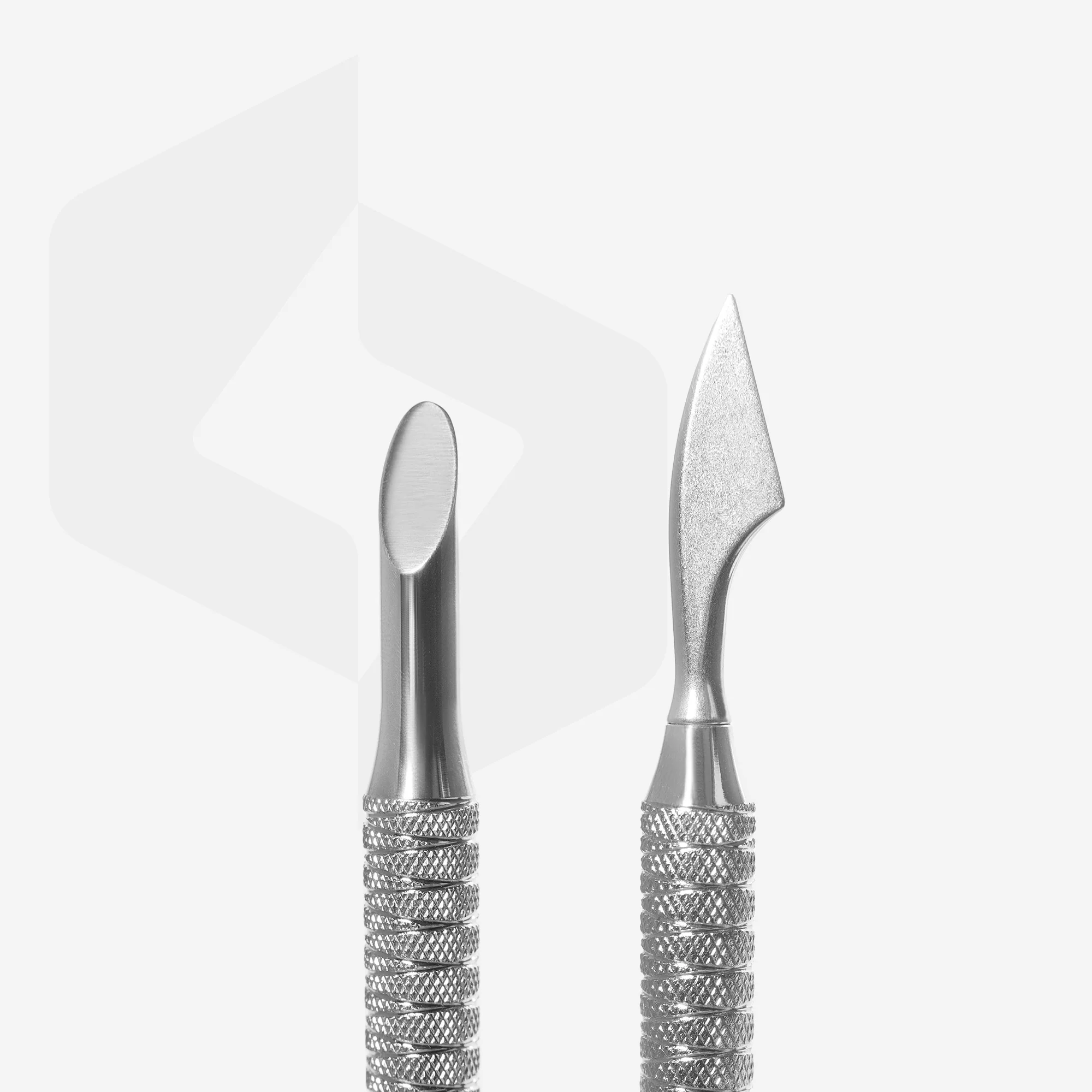 Staleks Empujador Expert 90/3 diseñado para un deslizamiento suave y seguro sobre la uña.