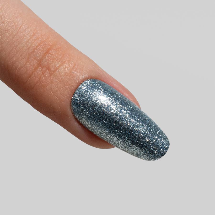Esmalte Semipermanente Efecto Shine 005 - Microglitter azul, con partículas de glitter rosa que aportan un acabado brillante y luminoso, ideal para bases semipermanentes, gel o acrygel.