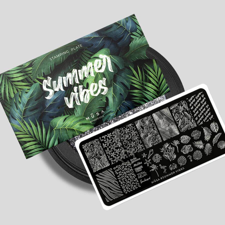 Placa Stamping Summer Vibes de MŪSA NAILS SPAIN para nail art, ideal para diseños tropicales y veraniegos
