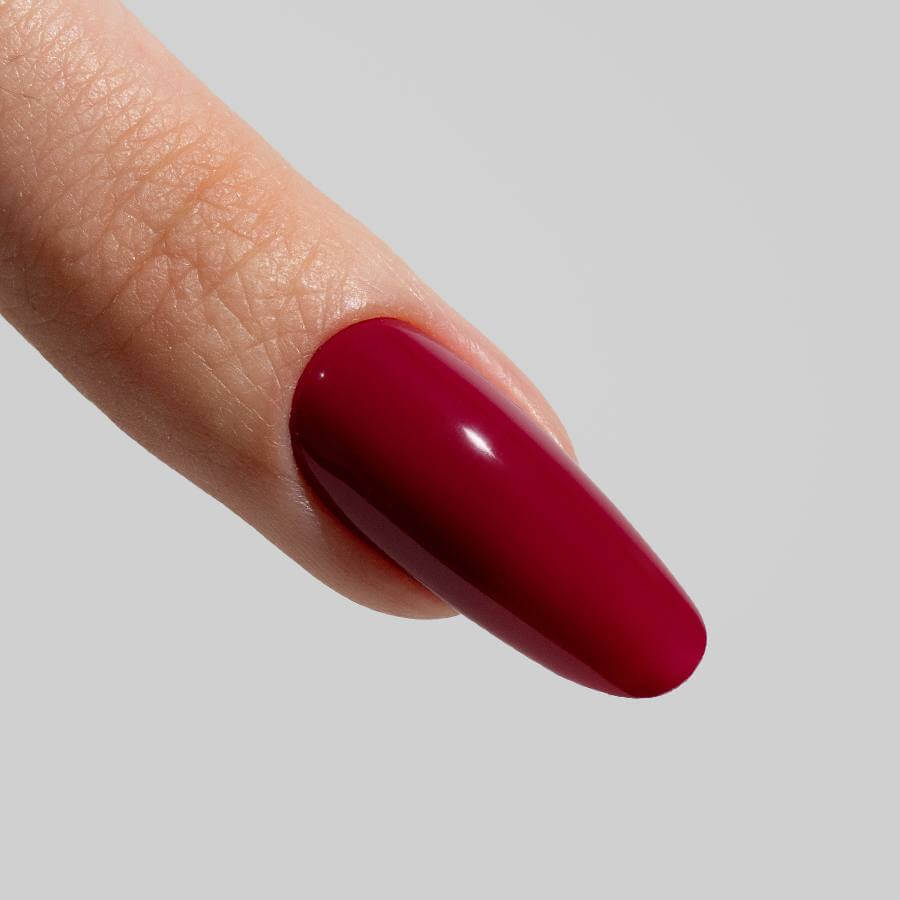 Esmalte Semipermanente HOT SUMMER Rojo burdeos oscuro en envase de 7 ml, esmalte semipermanente con alta pigmentación y brillo.