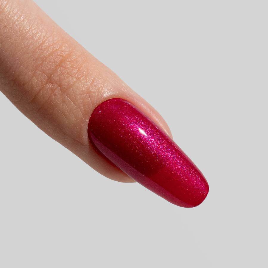 Esmalte Semipermanente HOT SUMMER Rojo burdeos metalizado en envase de 7 ml, esmalte semipermanente con alta pigmentación y brillo.