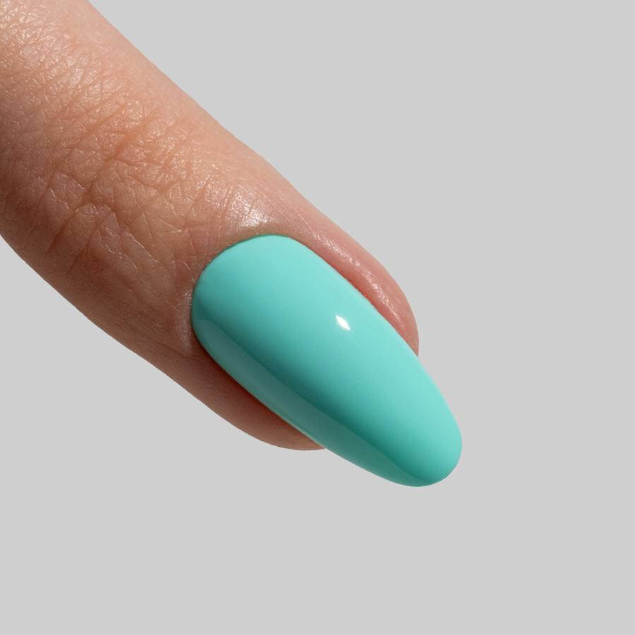 Esmalte Semipermanente Verde Primavera, color fresco y cobertura impecable desde la primera capa.