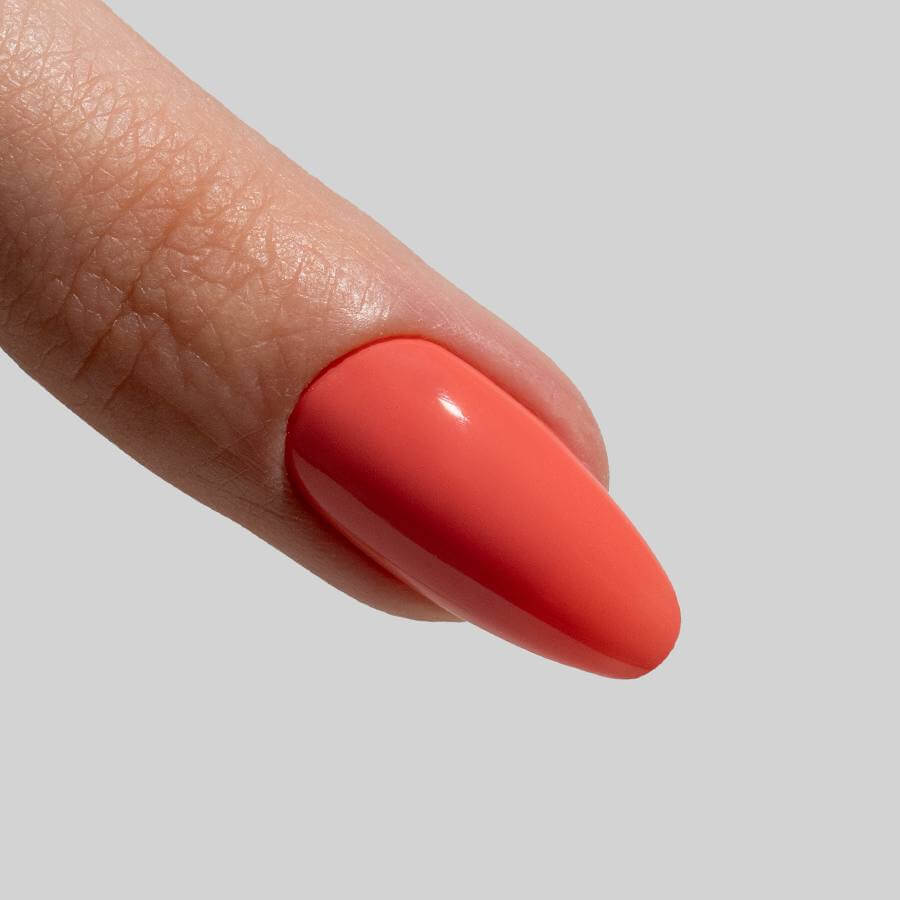 Esmalte Semipermanente 153 Rojo Granada, cobertura total desde la primera capa, con brillo duradero.