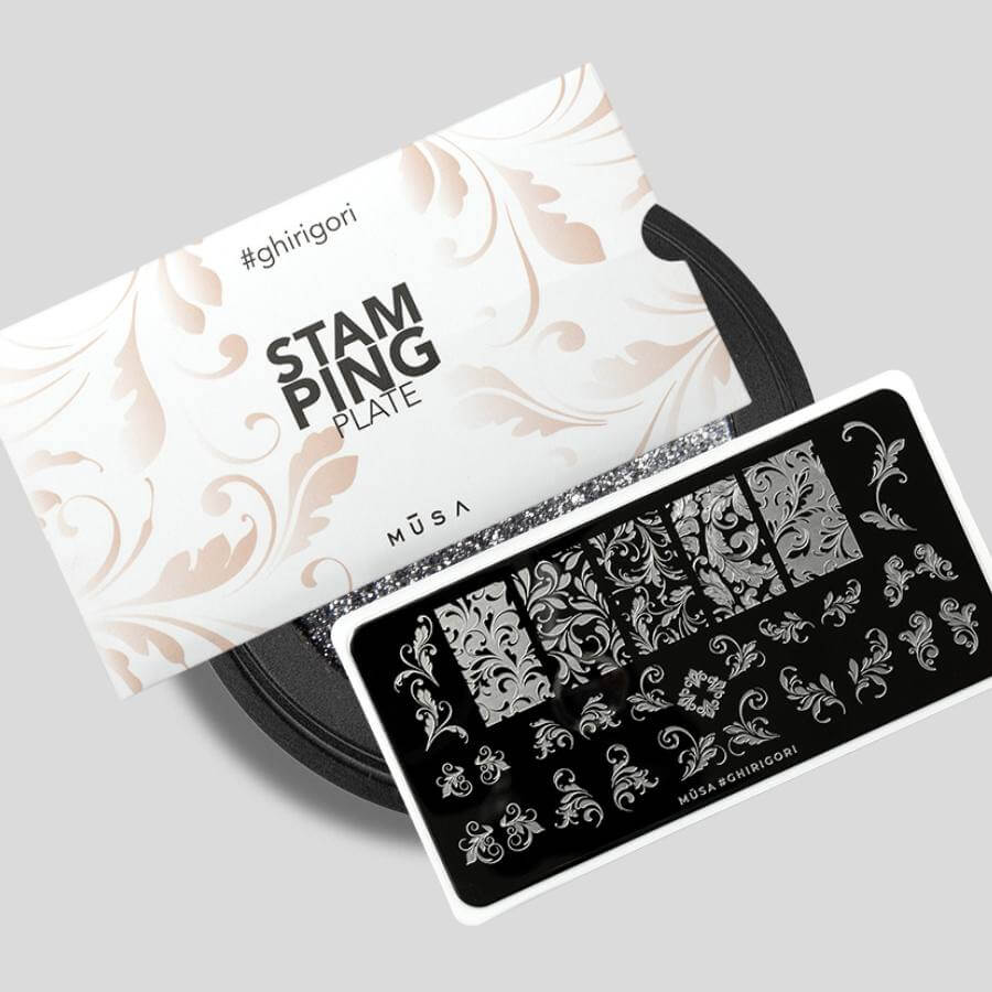 Placa Stamping Ghirigori de MŪSA NAILS SPAIN para nail art, ideal para diseños únicos y detallados