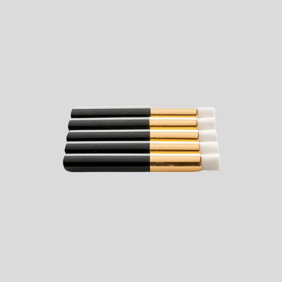 Set de 5 brochas limpiadoras para pestañas naturales y extensiones.