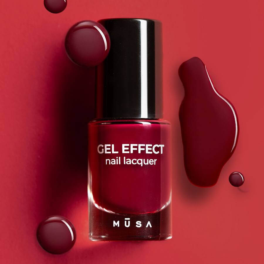 Esmalte Efecto Gel Brillante de Musa Nails en botella de 8 ml, mostrando su acabado brillante y húmedo.