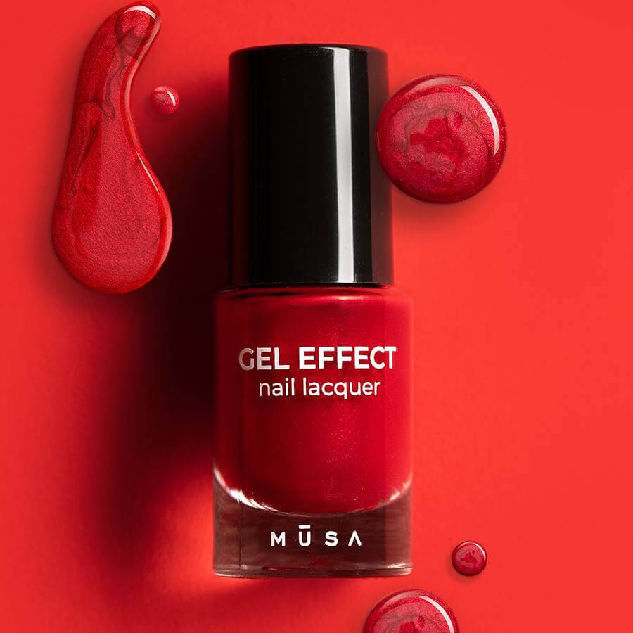 Esmalte Gel Effect 02 - Rojo Iriscente de Musa Nails en botella de 8 ml, mostrando su intenso color rojo iridiscente.