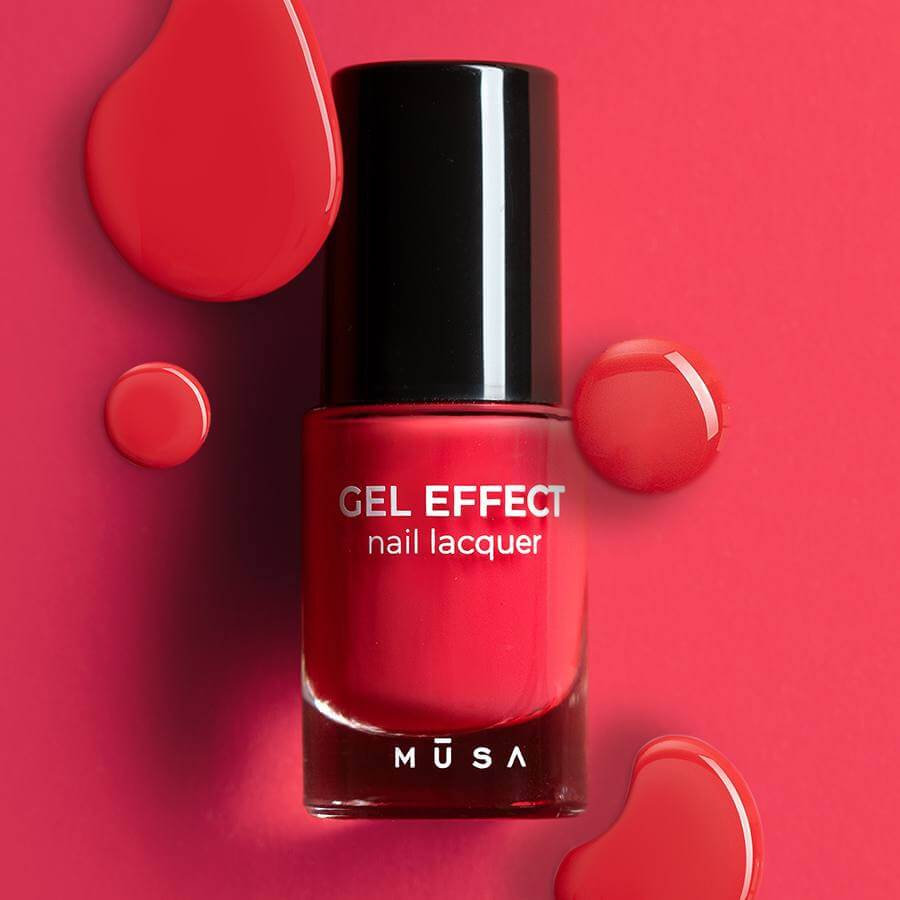 Esmalte Gel Effect 04 - Rojo Fresa de Musa Nails en botella de 8 ml, mostrando su atractivo color rojo fresa.