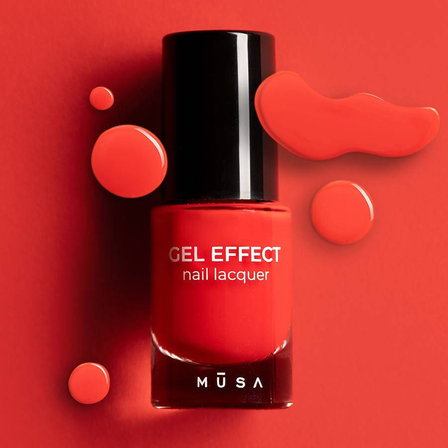 Esmalte Gel Effect 06 - Rojo Anaranjado de Musa Nails en botella de 8 ml, mostrando su vibrante y cálido color rojo anaranjado.