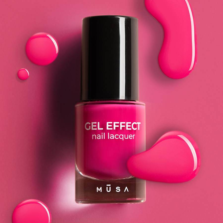 Esmalte Gel Effect 09 - Fucsia de Musa Nails en botella de 8 ml, mostrando su vibrante y audaz color fucsia.
