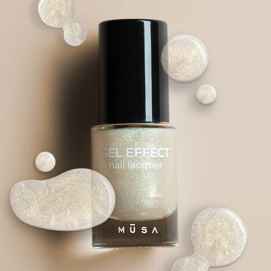 Esmalte Gel Effect 21 - Microglitter Oro de Musa Nails en frasco de vidrio reciclable, mostrando su deslumbrante brillo dorado con microglitter.