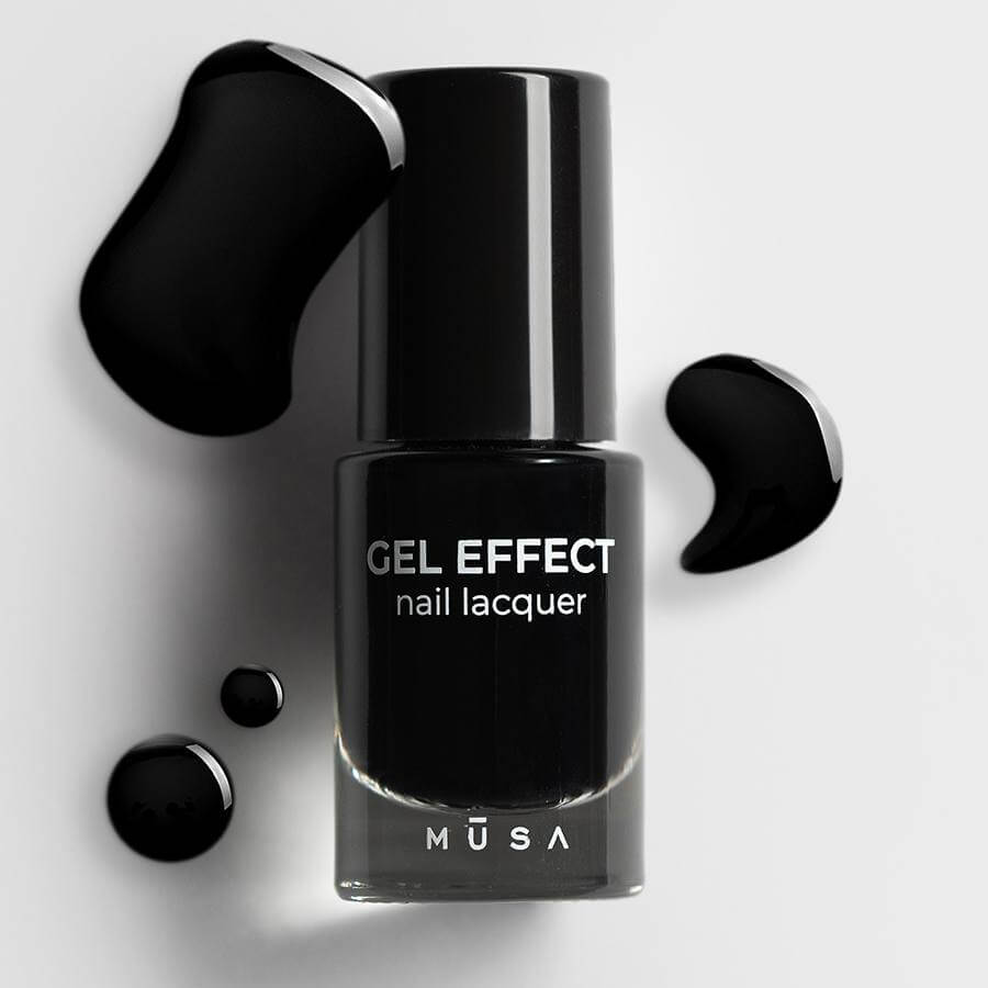 Esmalte Gel Effect 24 - Negro de Musa Nails en frasco de vidrio reciclable, mostrando su acabado brillante y profundo.
