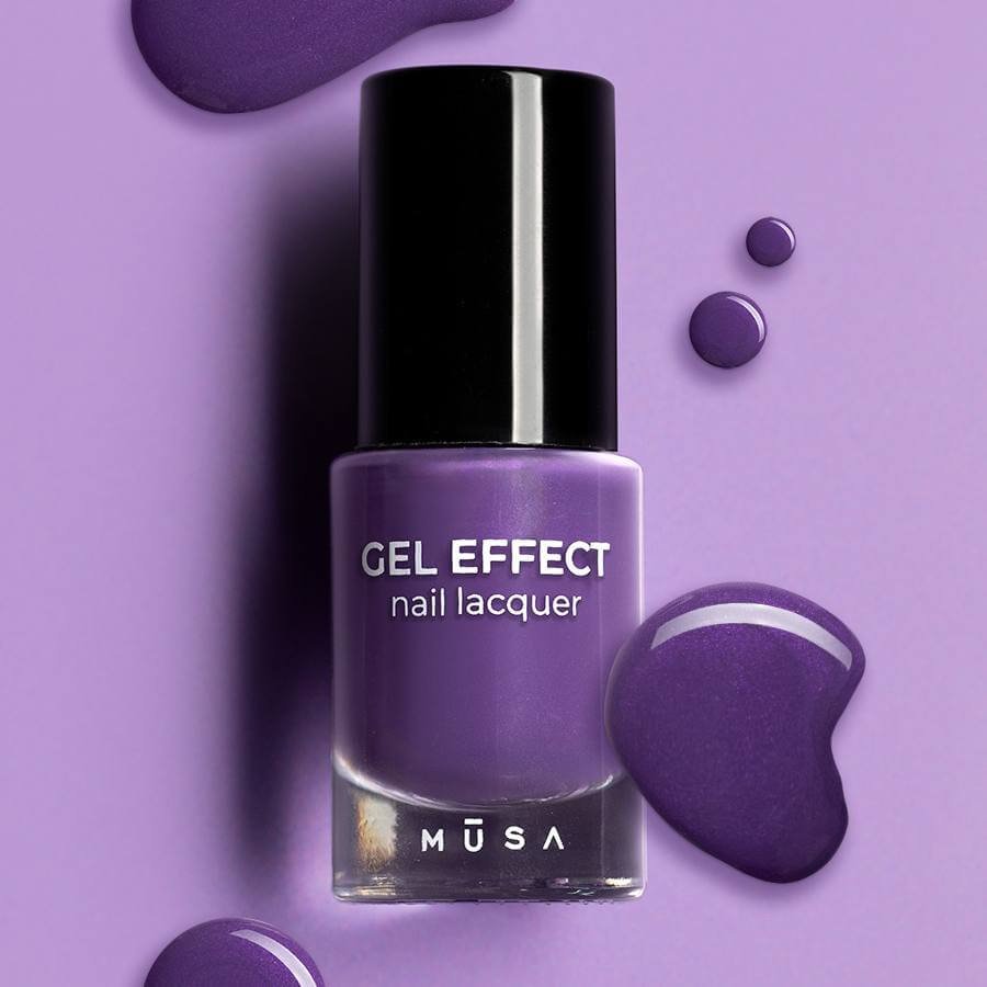 Esmalte Gel Effect 28, esmalte de uñas profesional en tono ciruela real con efecto gel, diseñado para una aplicación fácil y un acabado brillante sin necesidad de lámpara UV.