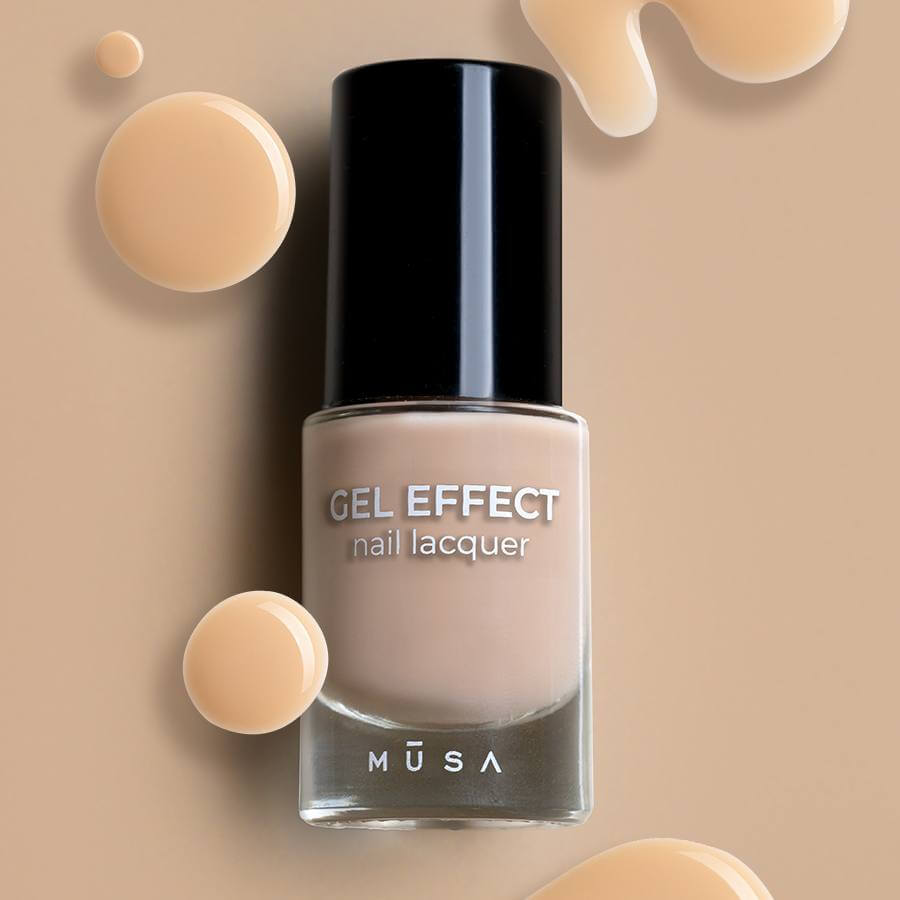 Esmalte Efecto Gel Caqui Claro, esmalte profesional en tono caqui claro con efecto gel, diseñado para una aplicación fácil y un acabado brillante sin necesidad de lámpara UV