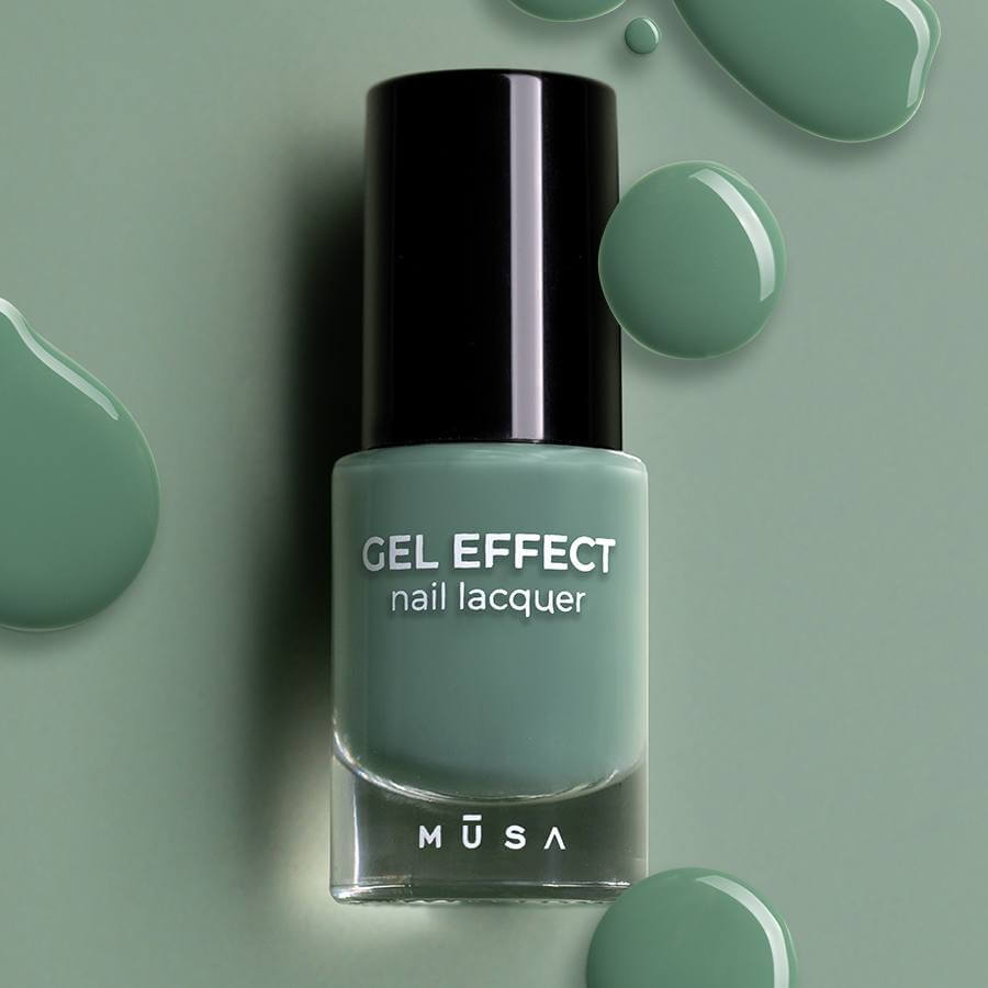 Esmalte Efecto Gel verde veronés, esmalte profesional en tono caqui claro con efecto gel, diseñado para una aplicación fácil y un acabado brillante sin necesidad de lámpara UV