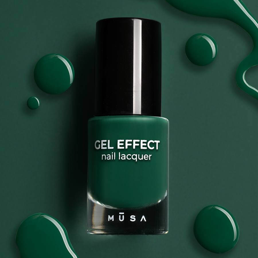 Esmalte Efecto Gel verde bosque, esmalte profesional en tono caqui claro con efecto gel, diseñado para una aplicación fácil y un acabado brillante sin necesidad de lámpara UV