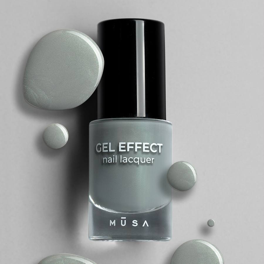 Esmalte Efecto Gel gris perla, esmalte profesional en tono caqui claro con efecto gel, diseñado para una aplicación fácil y un acabado brillante sin necesidad de lámpara UV