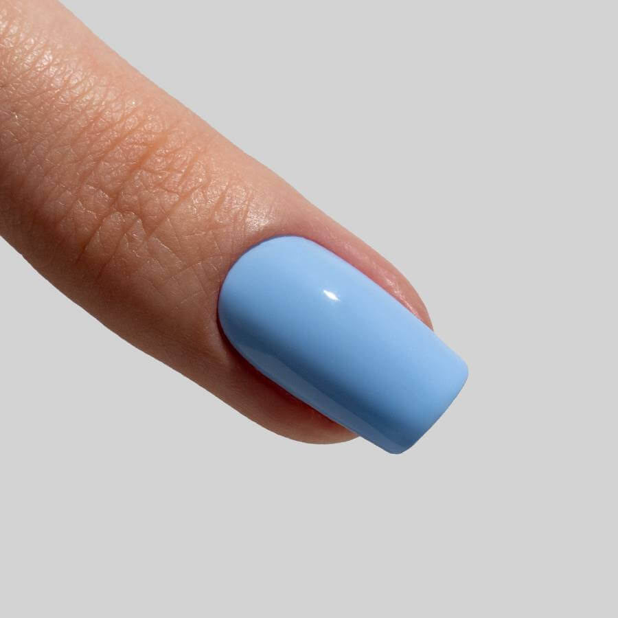 Gel Semipermanente 163 Artic en tono azul claro aplicado sobre uñas, mostrando un acabado brillante y duradero.