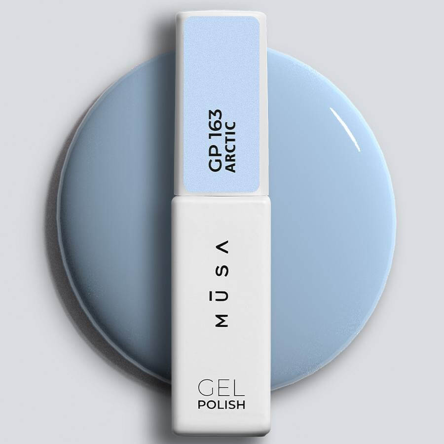 Gel Semipermanente 163 Artic en tono azul claro aplicado sobre uñas, mostrando un acabado brillante y duradero.