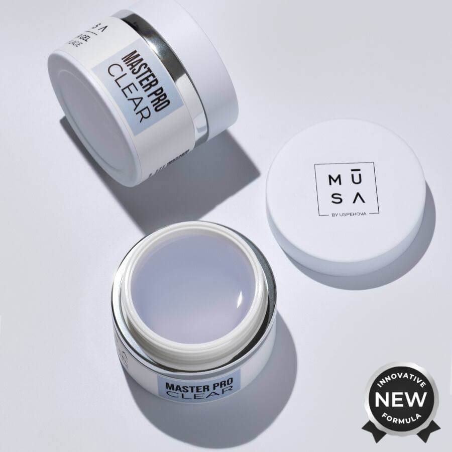 Gel Builder Master Pro Clear transparente aplicado en uñas para un acabado duradero y profesional. 15ml