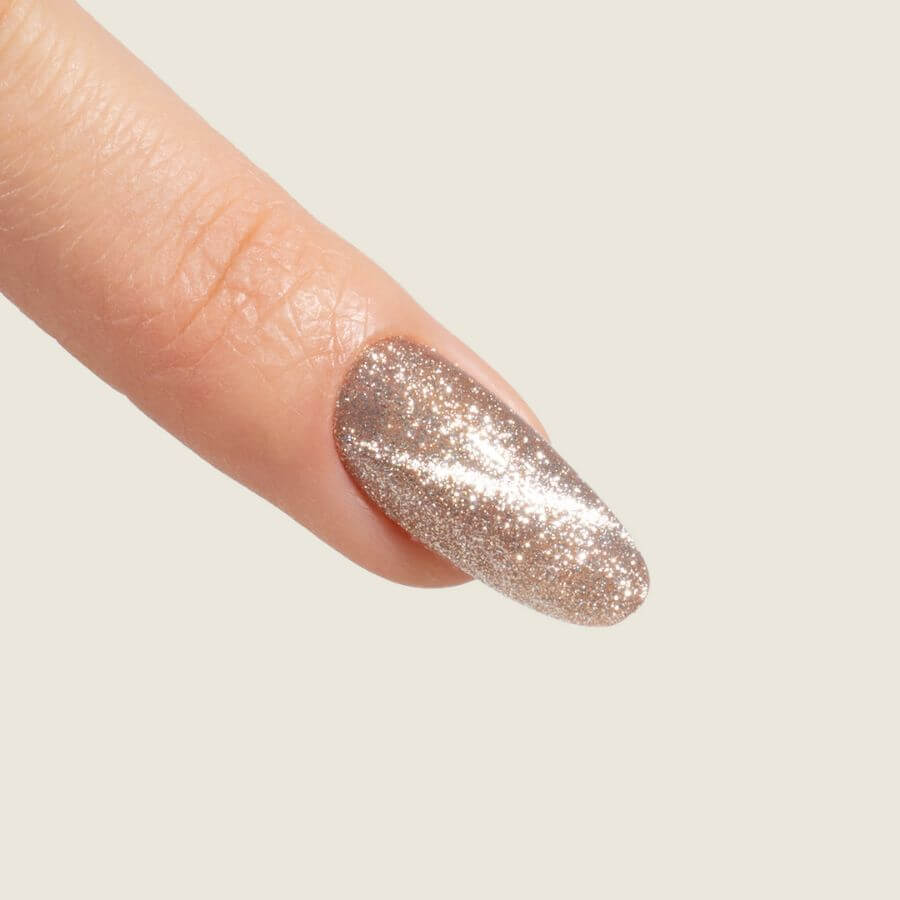 Cat Eye Gold Gel Polish 8 ml mostrando efecto Occhi di Gatto dorado y reflejos cangiantes en uñas