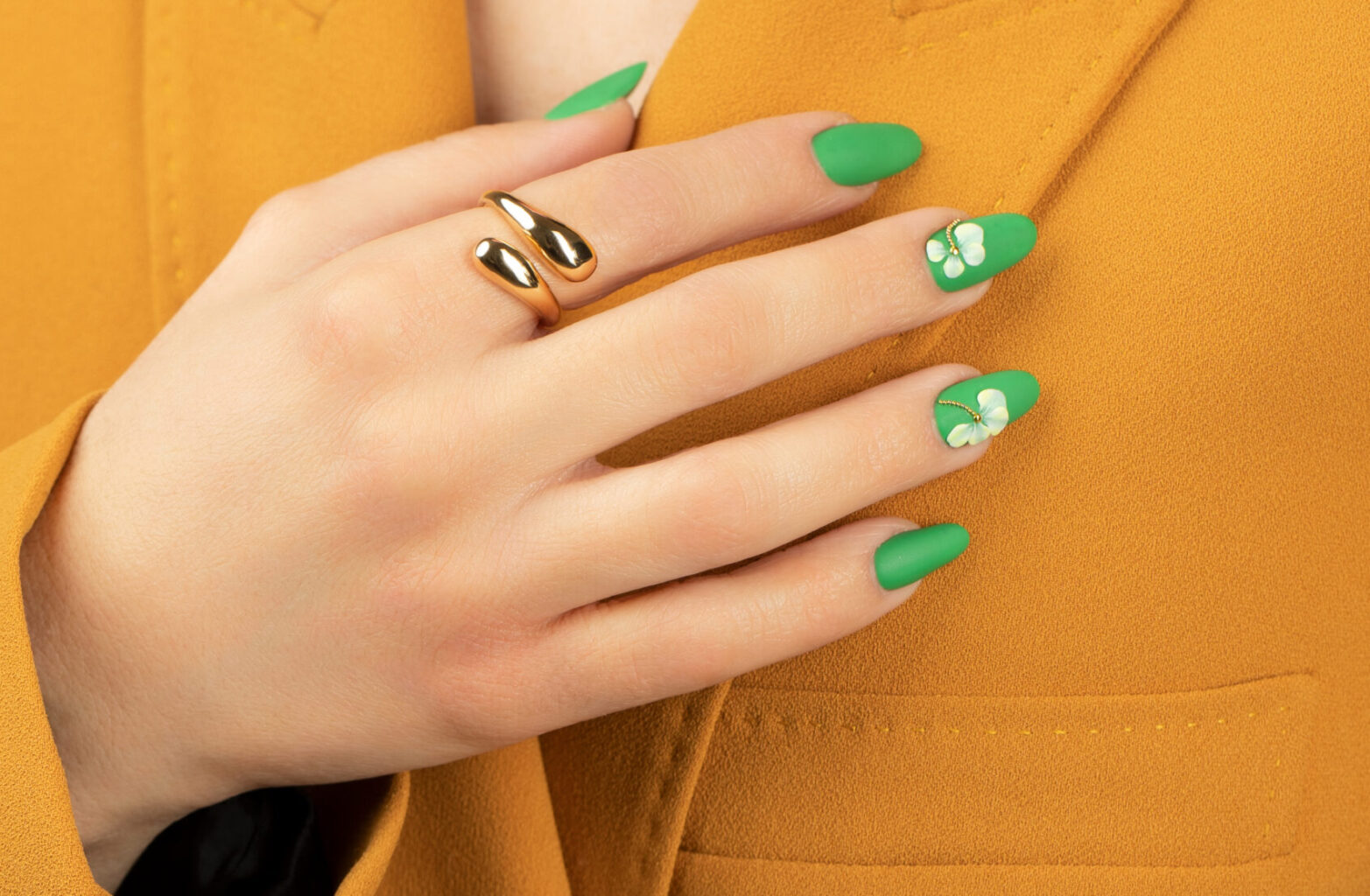 Decoración manicura verde con plastigel